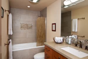 Bath in Sunriver condo. Bath in Sunriver condo.