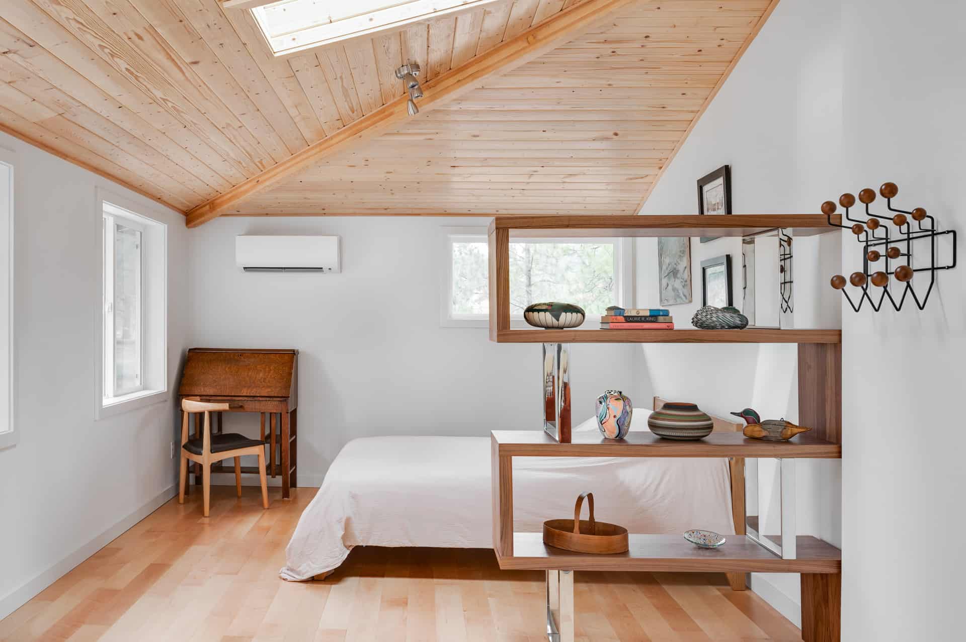 Guest room in a detached ADU by Neil Kelly in Bend, Oregon