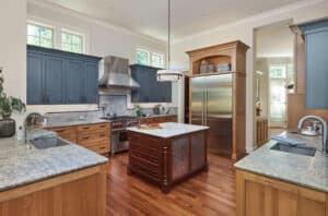 Kitchen with a central island with dark wood finish and a quartz countertop.