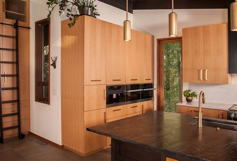 https://www.neilkelly.com/wp-content/uploads/2021/03/Neil-Kelly-Horizontal-Kitchen-Cabinets-Vashon-Island-1.jpg