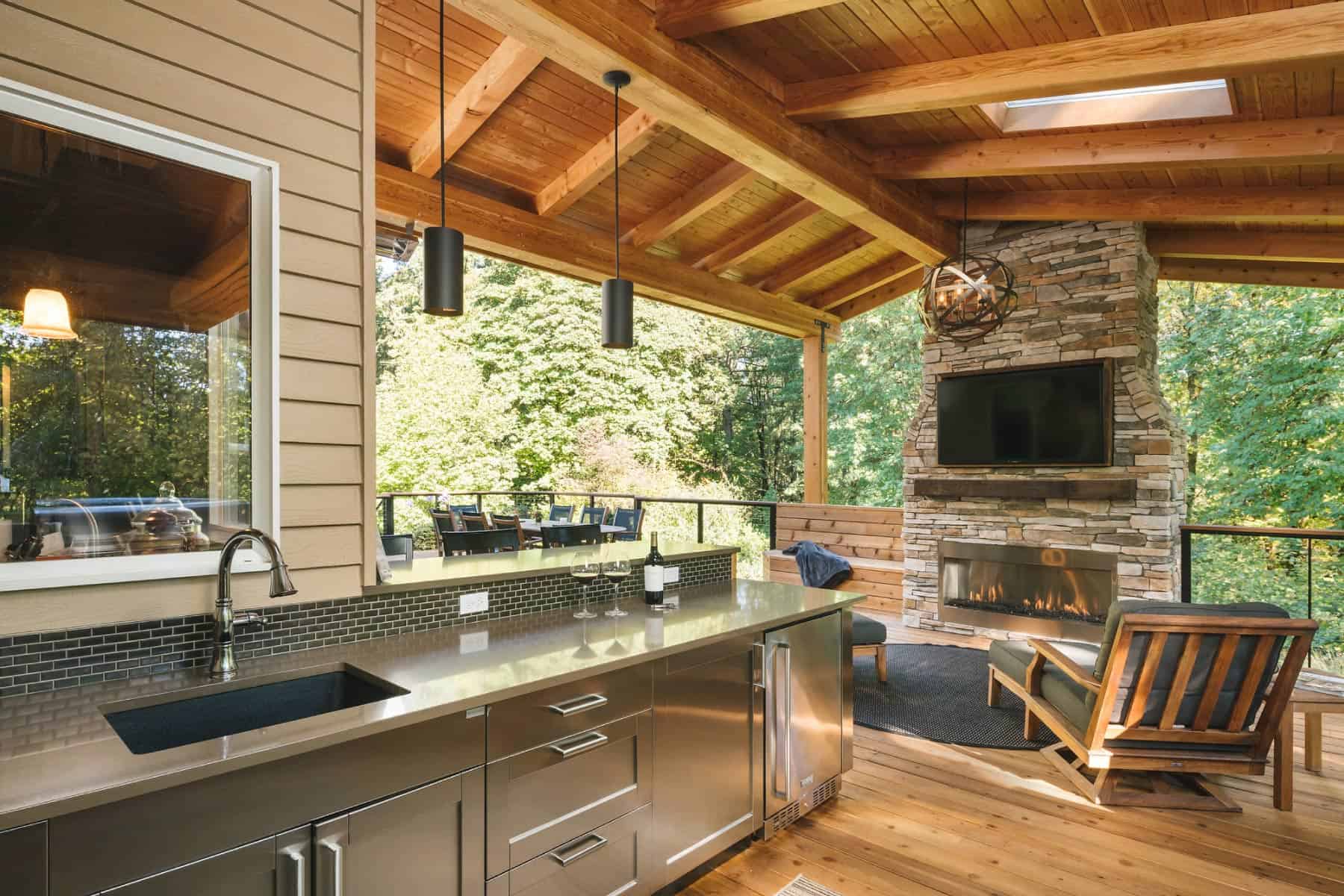 Contemporary outdoor kitchen redesign in West Linn, Oregon