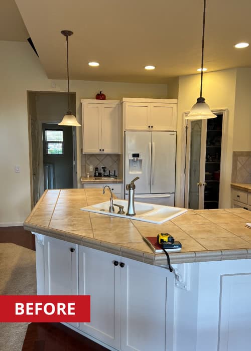 Kithen island with a double basin sink in the middle.