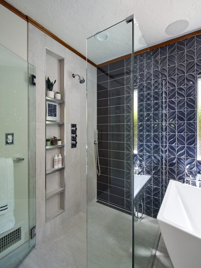 The walk-in shower with its full-height niche, looking through to the tub beyond.