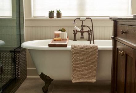 White clawfoot tub.