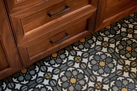 Bathroom floor Mariner Vintage Deco floor tile in "Decoro 15".